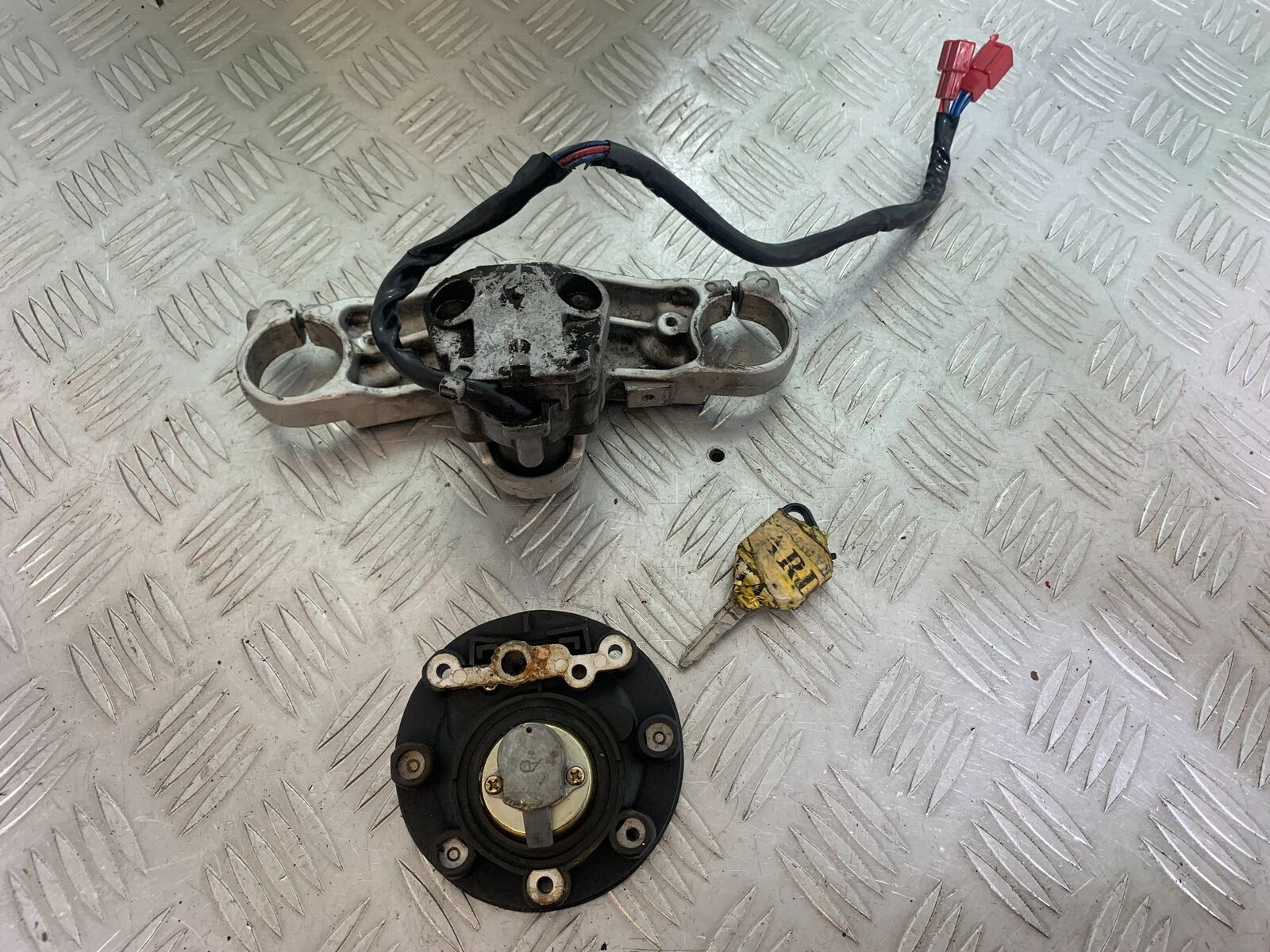 YAMAHA YZF600 YZF 600 THUNDERCAT IGNITION SWITCH  PETROL CAP  1996-2003 CMB1134)