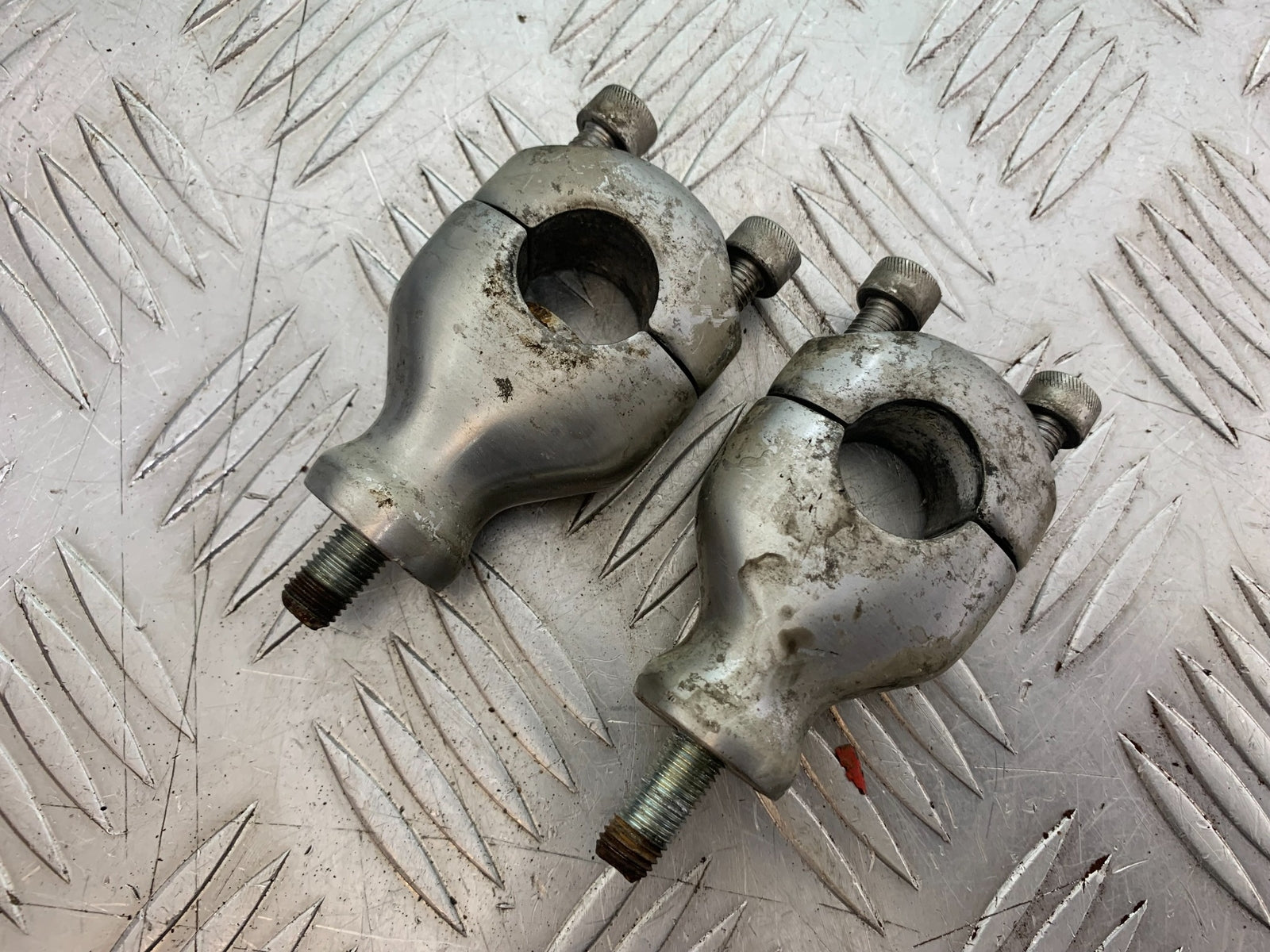 TRIUMPH T509 SPEED TRIPLE HANDLEBAR RISERS YEAR 1997-1998 (CMB1144)