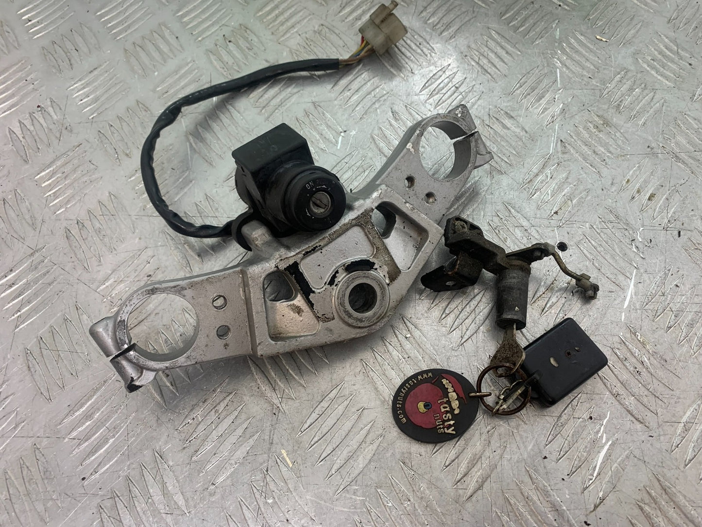 KAWASAKI GPZ600 GPZ 600 INGITION SWITCH AND SEAT LOCK  YEAR 1988-90 (CMB1258)