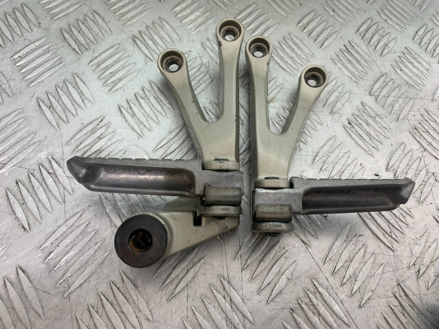 KAWASAKI ZX9R ZX9 R REAR HANGER AND PEGS YEAR 1998-1999 (CMB1329)