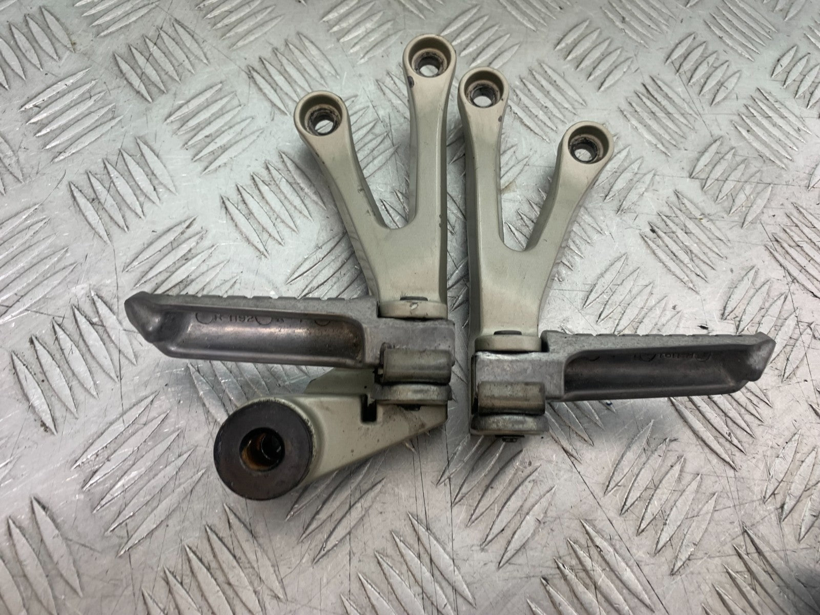 KAWASAKI ZX9R ZX9 R REAR HANGER AND PEGS YEAR 1998-1999 (CMB1329)