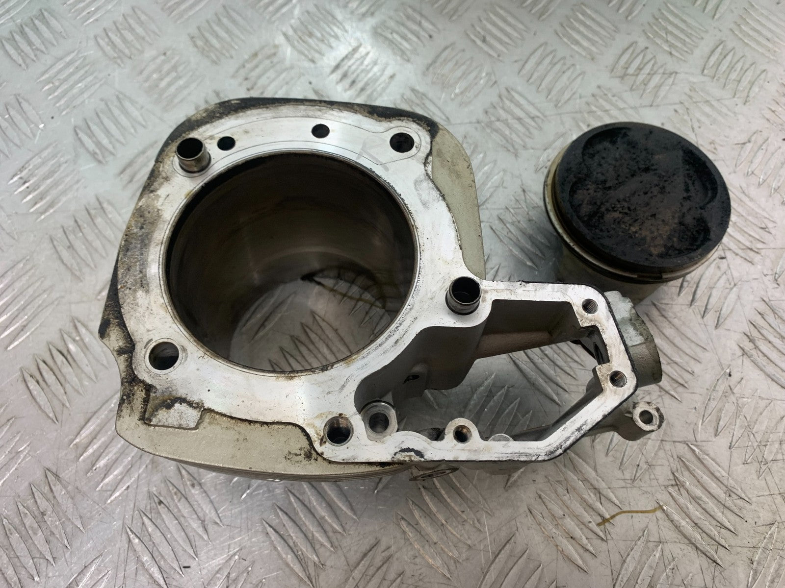 BMW R1100 RT R 1100 RT RIGHT BARREL AND PISTON   YEAR 1996-2001 (CMB1095)