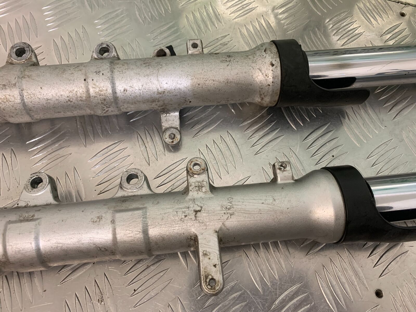 YAMAHA FZ6 FAZER FORKS   YEAR 2004-2007  (STOCK 955)