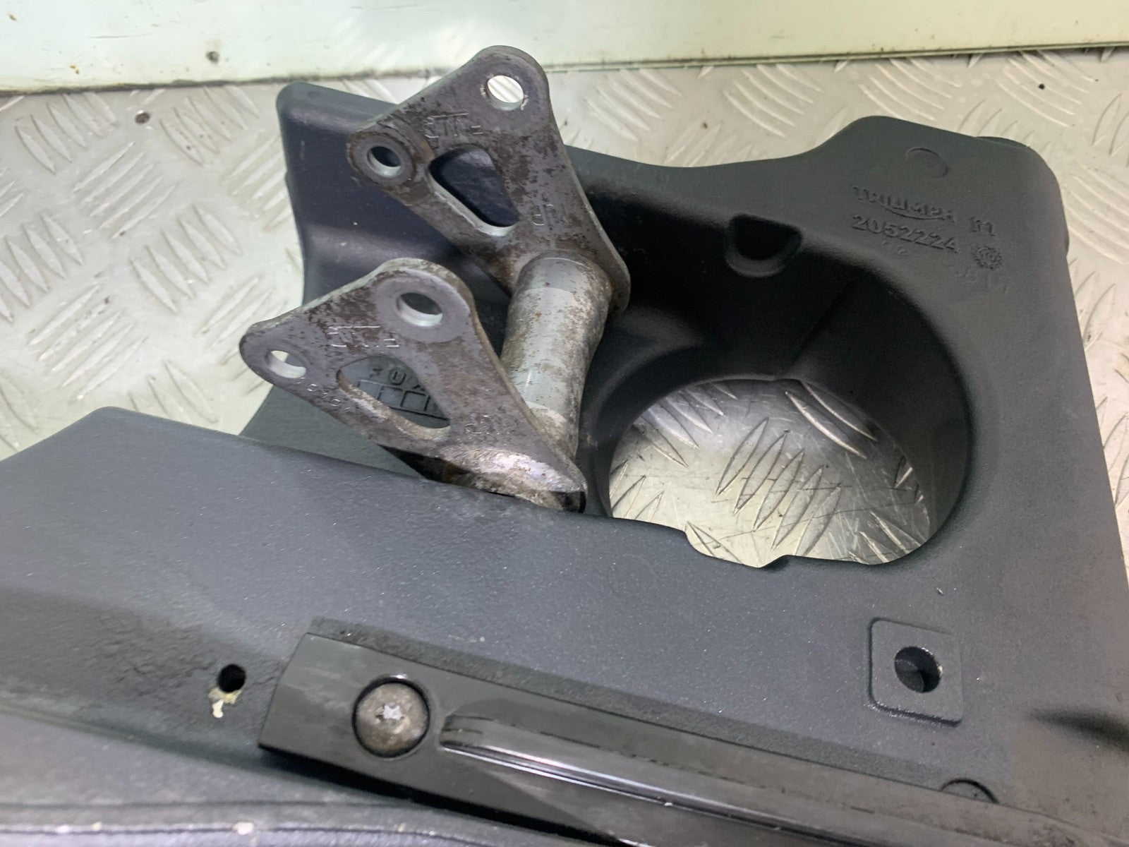 TRIUMPH 1050 SPRINT GT SWINGARM  YEAR 2010-2016 (CMB1250)