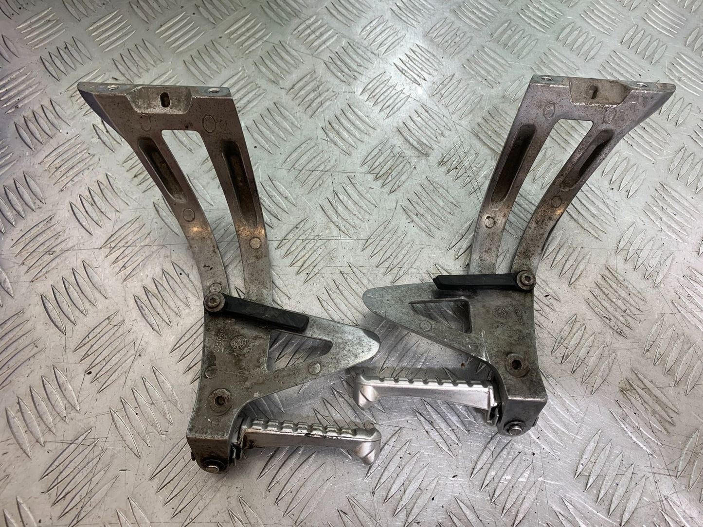 TRIUMPH SPEED TRIPLE R 1050 REAR HANGERS AND PEGS   2009 (CMB1183)