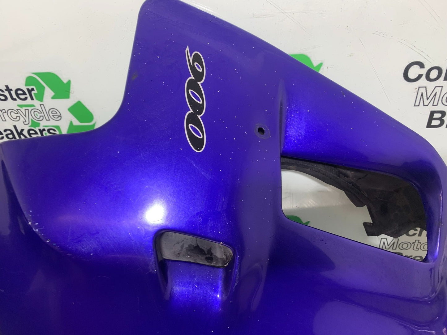 TRIUMPH TROPHY 900 RIGHT FAIRING PANEL    YEAR 1991-95 (CMB1251)