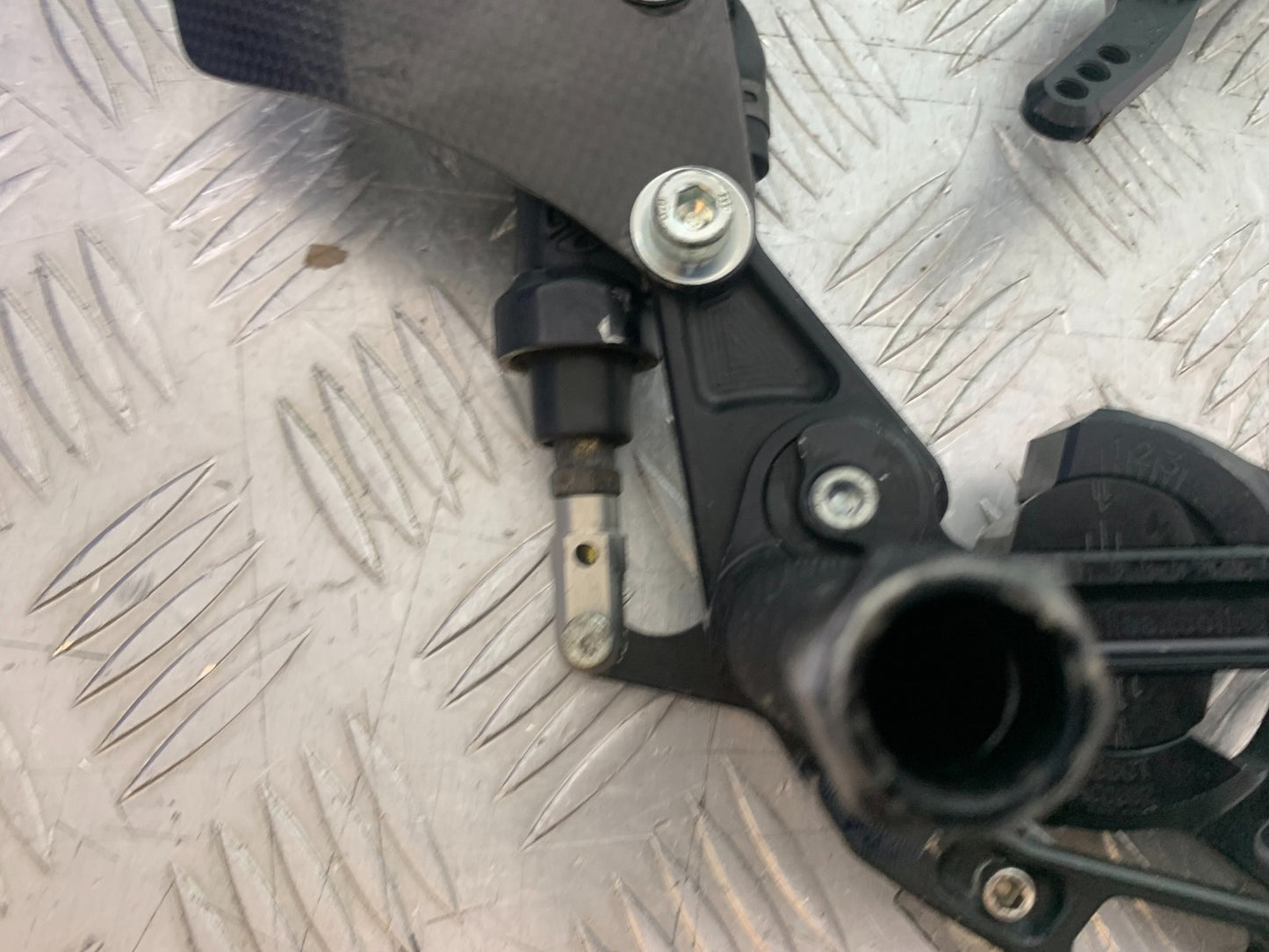 YAMAHA YZF R1 4C8 GILES ADJUSTABLE REARSETS  YEAR 2007-2008 (CMB1237)