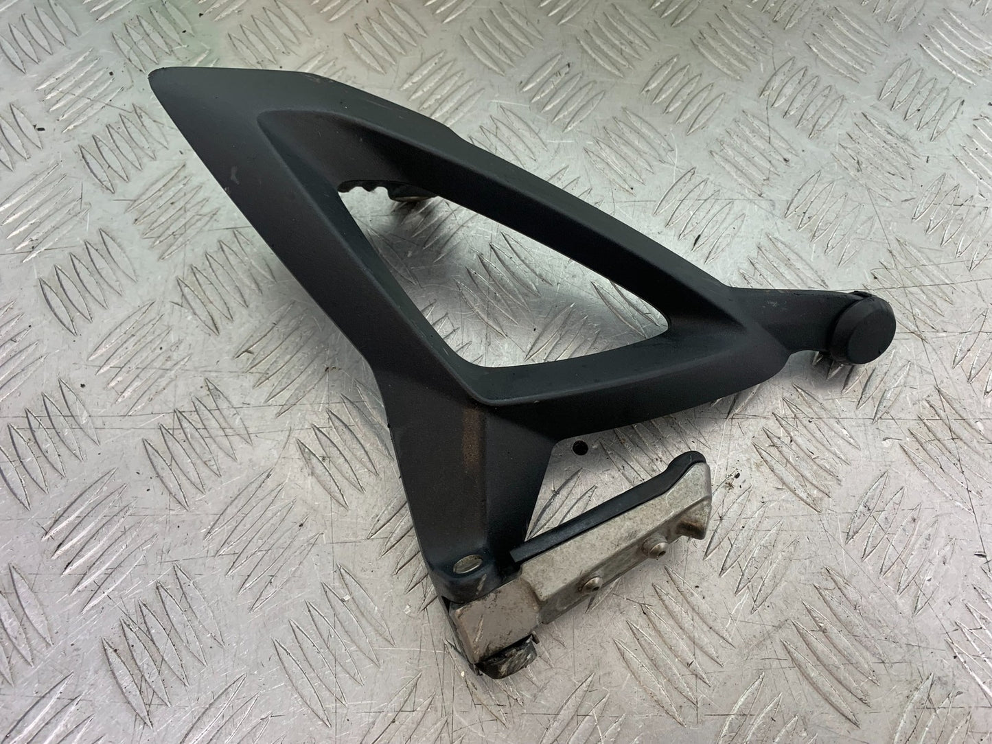 TRIUMPH 1050 SPRINT GT LEFT REAR HANGER AND PEG  YEAR 2010-2016 (CMB1250)