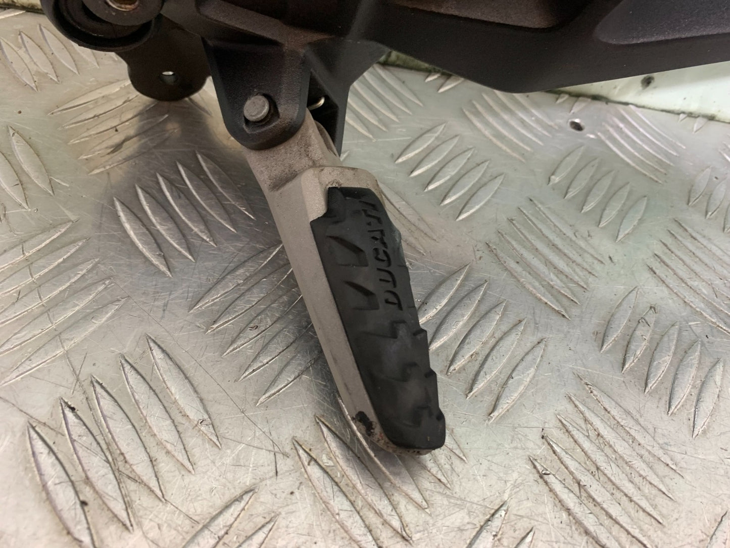 DUCATI 937 MONSTER LEFT HANGER  YEAR 2021-2024 (CMB1270)