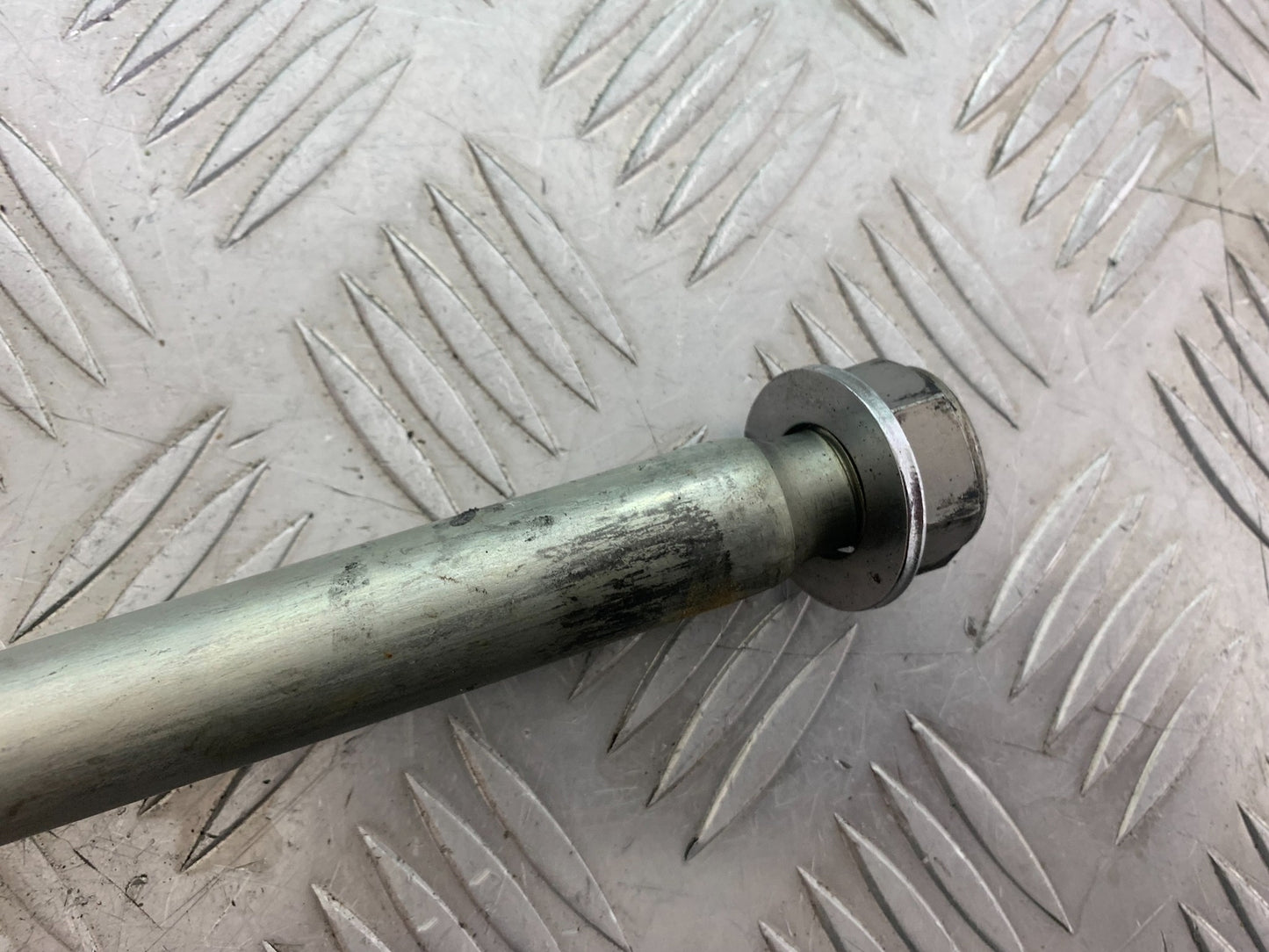 YAMAHA YZF R1 SWINGARM  SPINDLE   YEAR 2004-2006 (CMB1155)