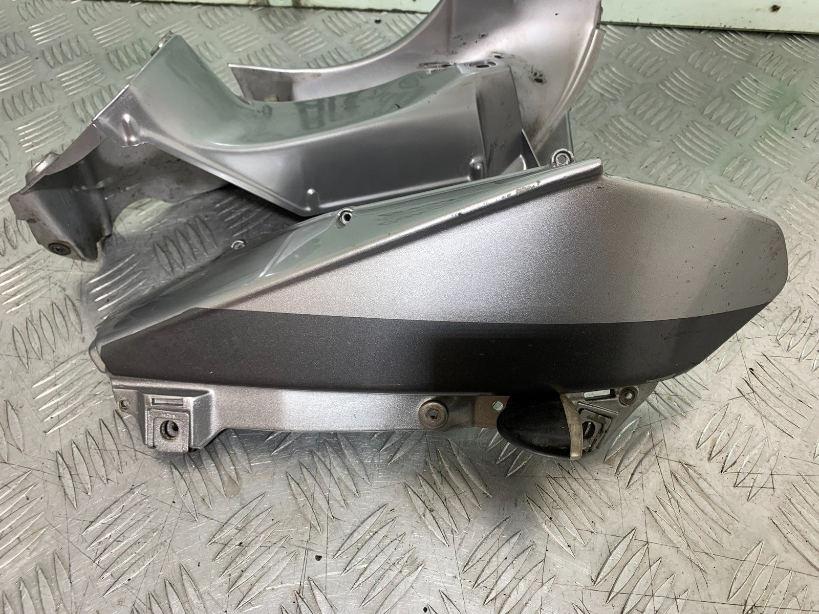 APRILIA RSV1000 RSV 1000 MILLE RIGHT AIR TUBE   1998- 2003 (CMB1184)
