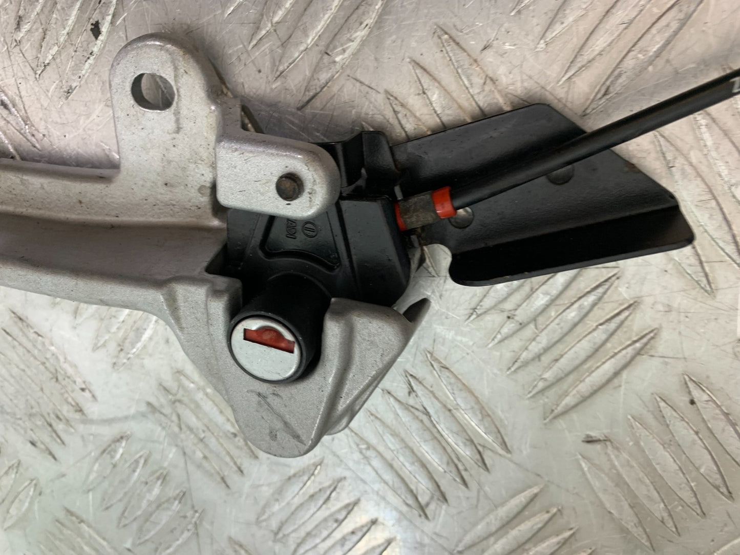 TRIUMPH 955I SPRINT RS LOCKS AND KEY   YEAR 1999-03 (CMB1313)