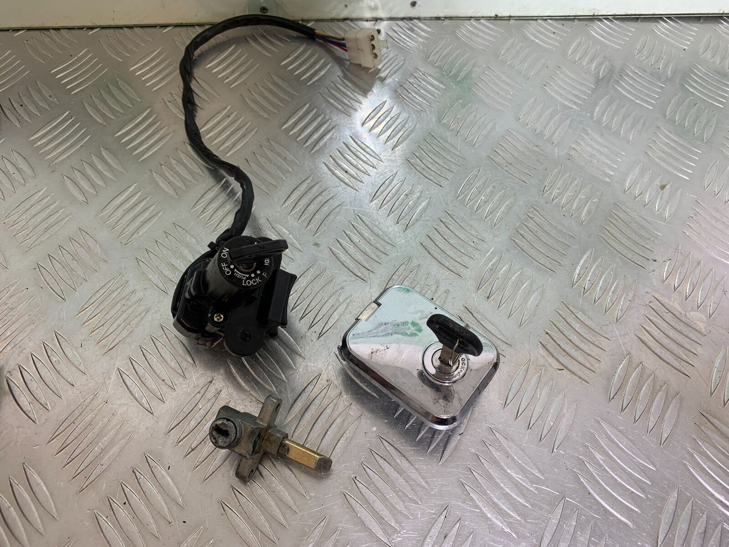 KAWASAKI ER5 ER 5 LOCKS AND KEYS  YEAR 1997-2007 (CMB1003)