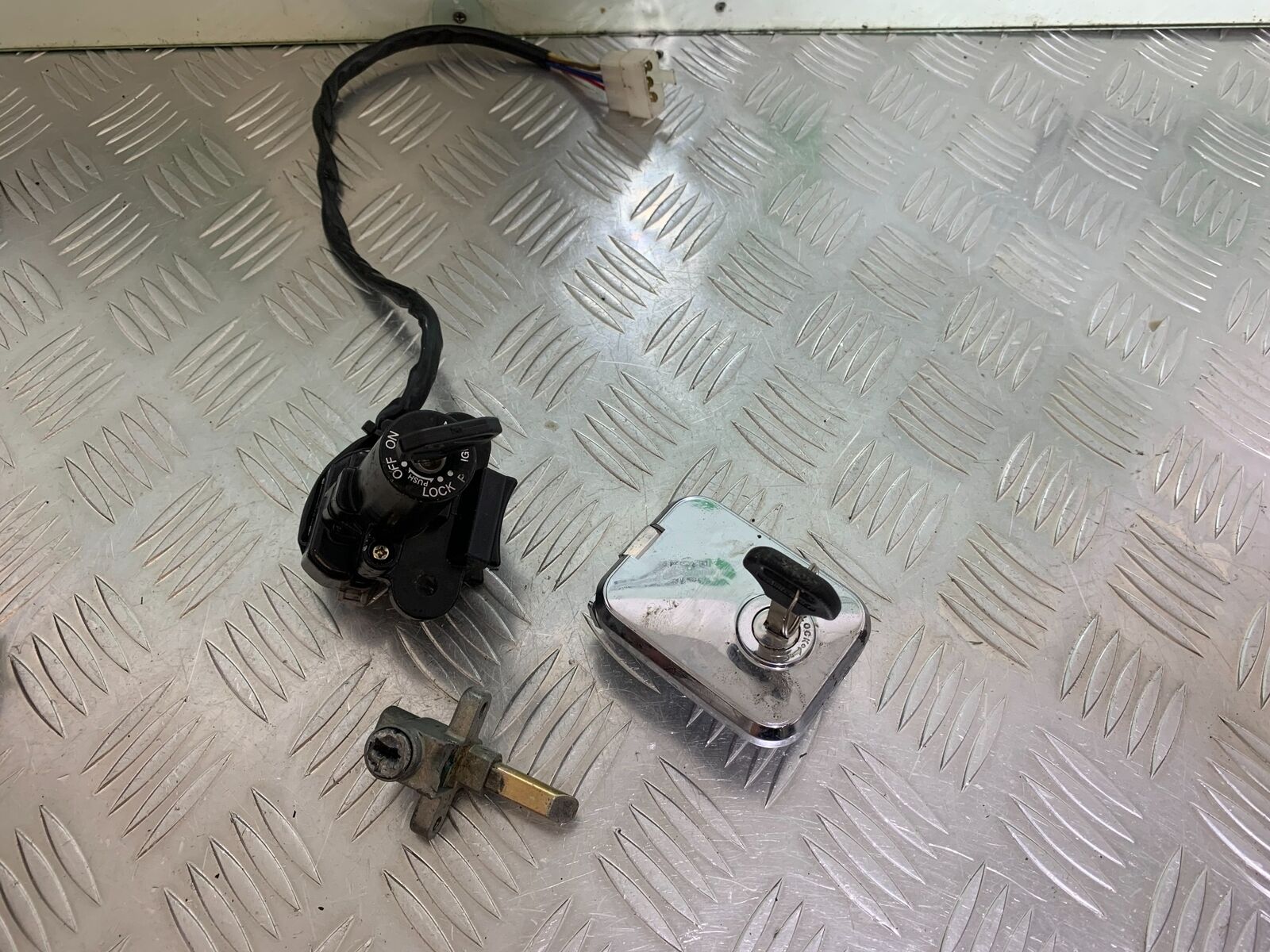 KAWASAKI ER5 ER 5 LOCKS AND KEYS  YEAR 1997-2007 (CMB1003)