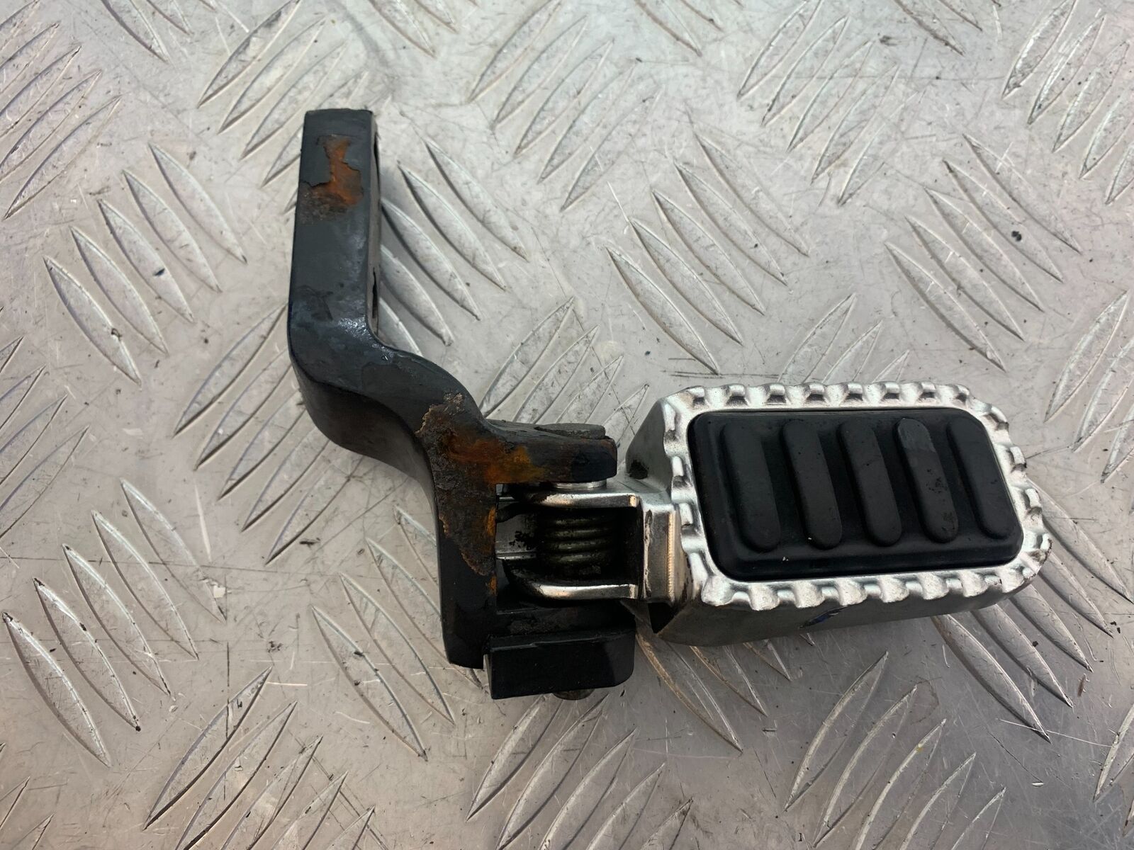 SINNIS TERRAIN 125 FRONT RIGHT FOOTPEG AND BRACKET  YEAR 2018 (CMB1123)