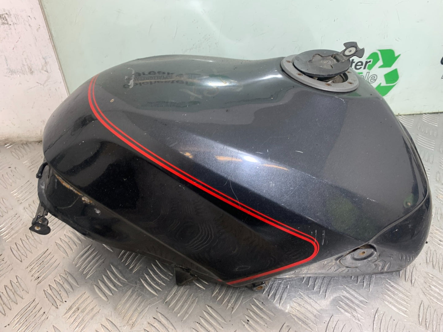 KAWASAKI GPX 750 GPX 750 PETROL TANK   YEAR 1990