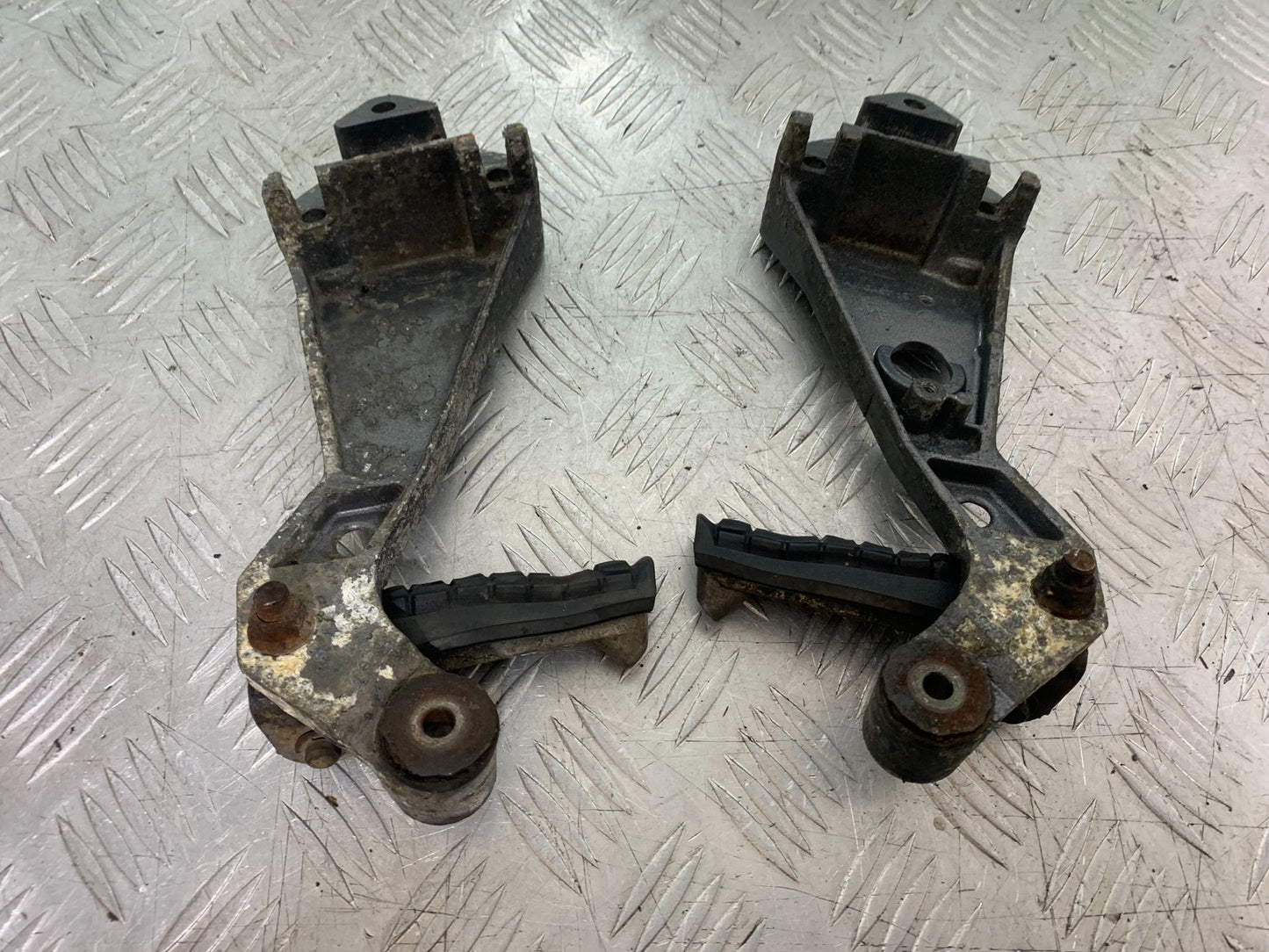 TRIUMPH TROPHY 900 REAR HANGERS AND PEGS  YEAR 1991-95 (CMB1251)