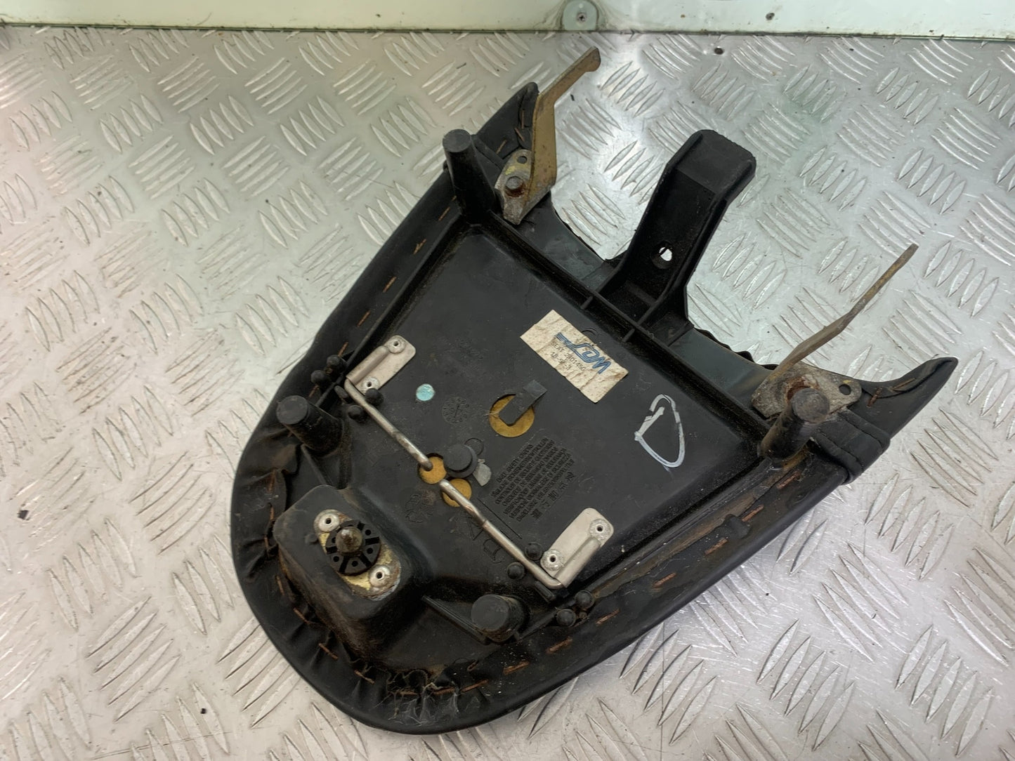 TRIUMPH T509 SPEED TRIPLE REAR SEAT YEAR 1997-1998 (CMB1144)