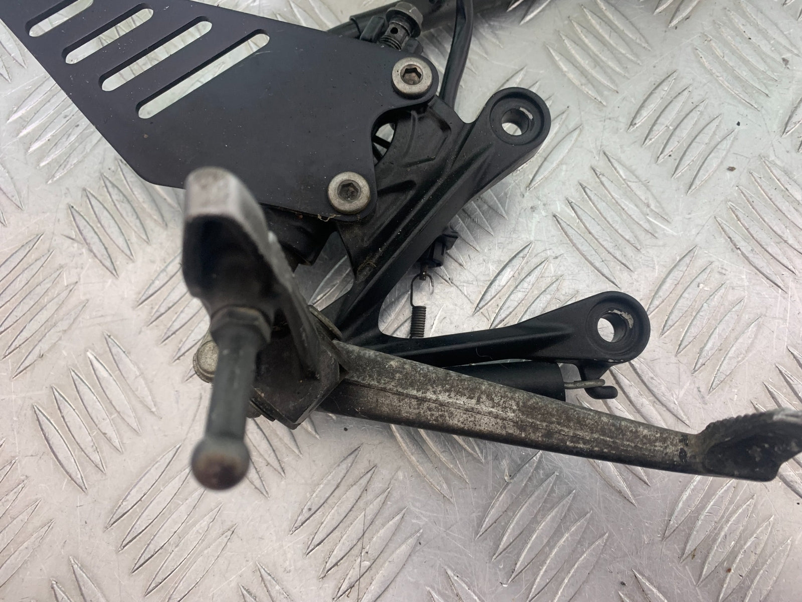 KAWASAKI ZX6R FRONT RIGHT HANGER  YEAR 2009-2012 (CMB1136)