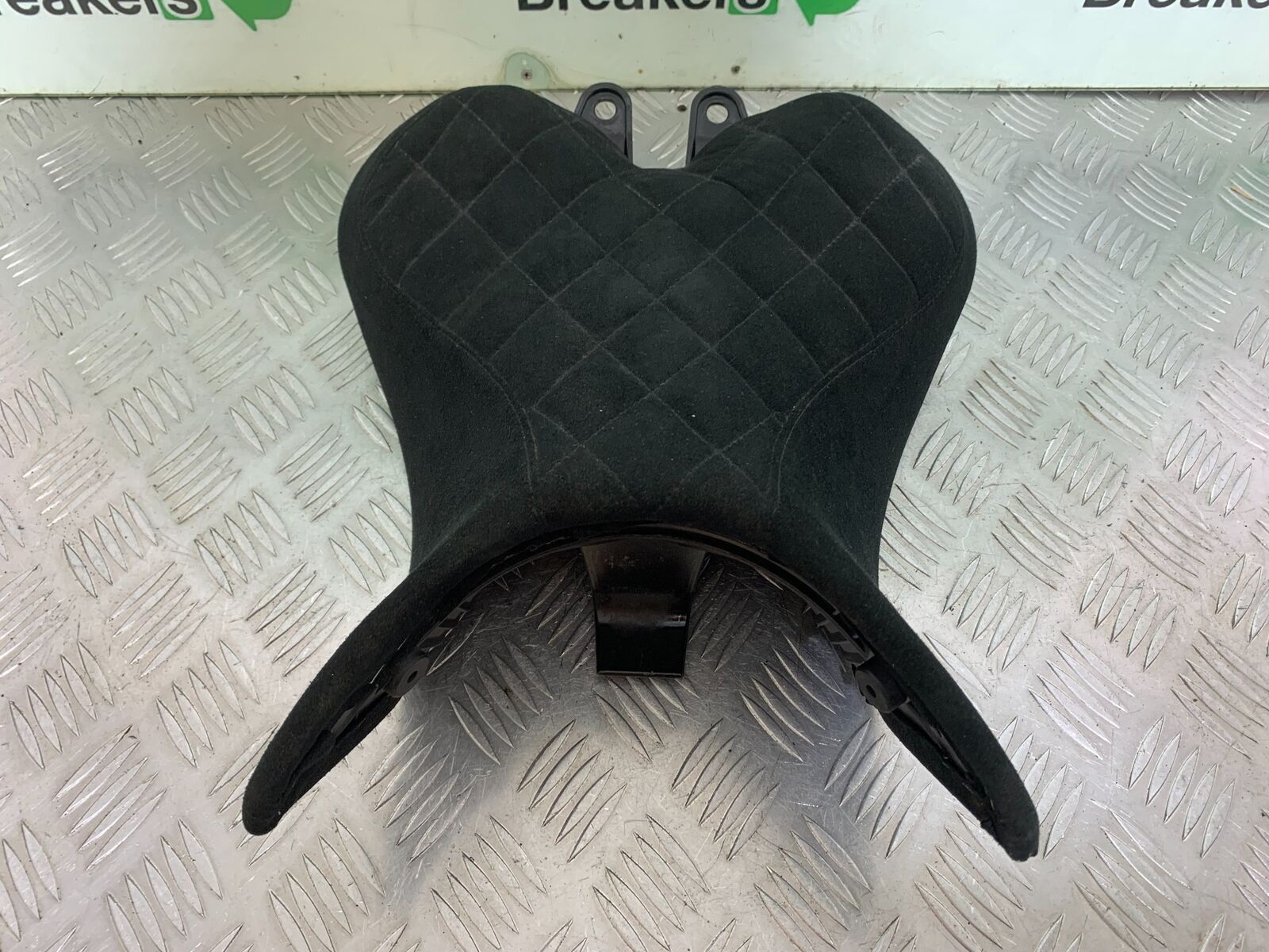 TRIUMPH 1050 SPEED TRIPLE RS SUEDE FRONT SEAT YEAR 2018-2020 (CMB1029)