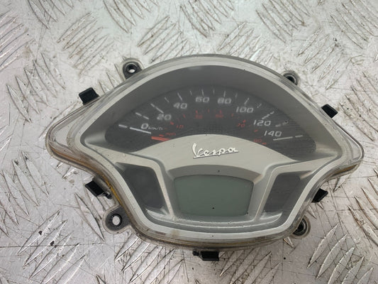 PIAGGIO VESPA GTS 125 CLOCKS SPEEDO DASH YEAR 2009-2014  (CMB1261)