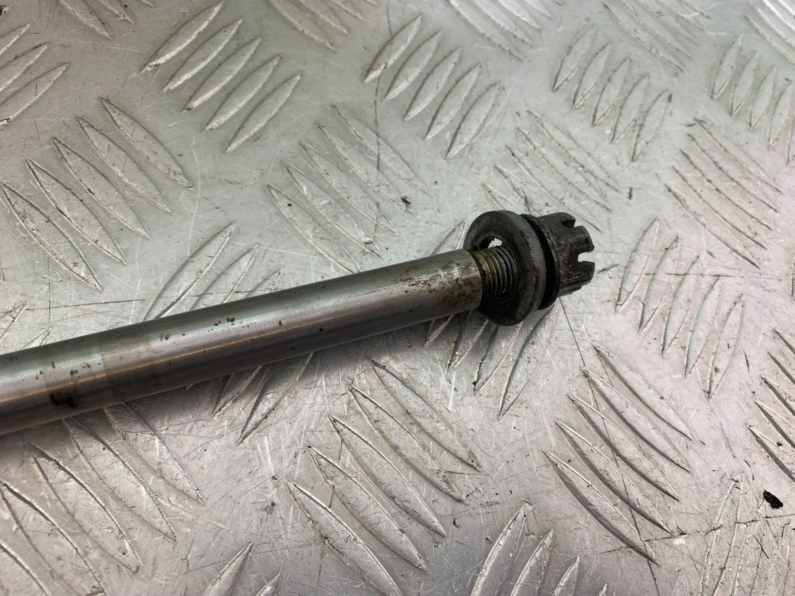 YAMAHA XV1100 XV 1100 VIRAGO REAR WHEEL SPINDLE 1990-1999 (CMB1243)