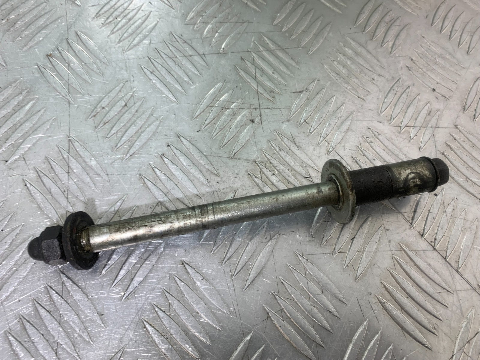 SUZUKI GS500 GS 500 FRONT WHEEL SPINDLE   YEAR 2001-2008 (CMB1254)