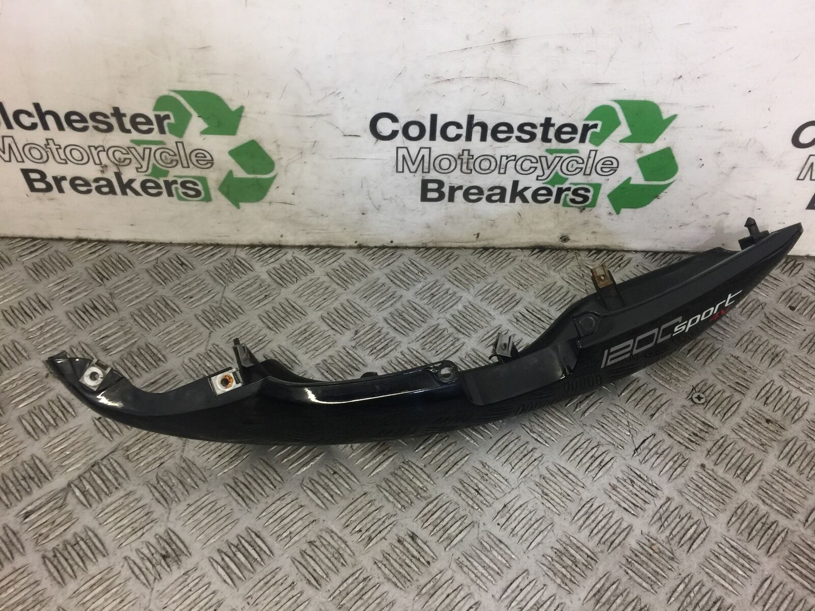 MOTO GUZZI SPORT 4V LEFT SEAT PANEL YEAR 2009 (STOCK 469)
