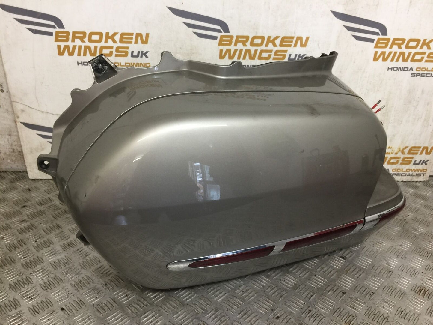 HONDA GL1800 GL 1800 LEFT PANNIER BOX    YEAR 2004-10 ABS (STOCK 890)