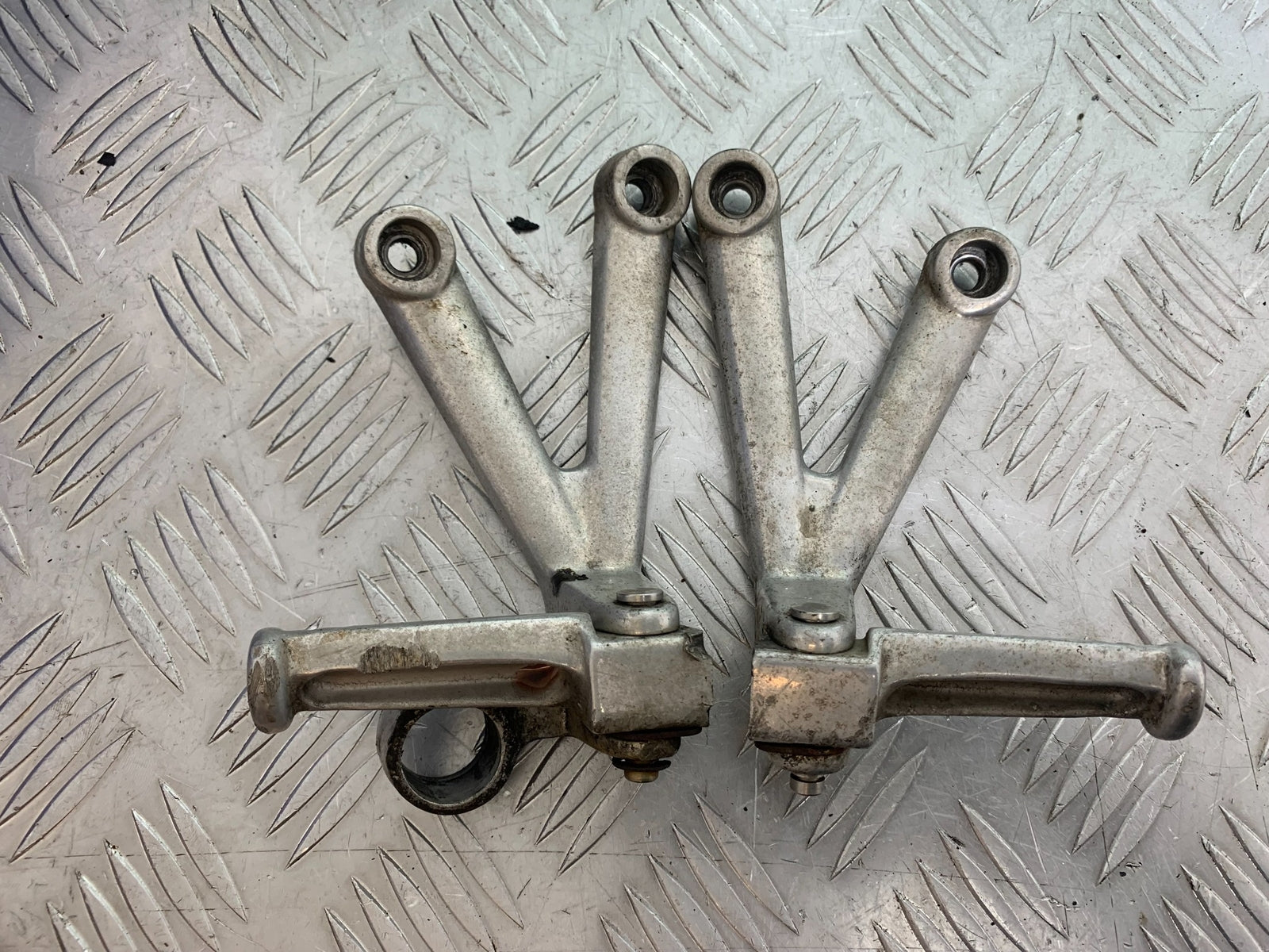 TRIUMPH T509 SPEED TRIPLE REAR HANGERS AND PEGS  YEAR 1997-1998 (CMB1144)