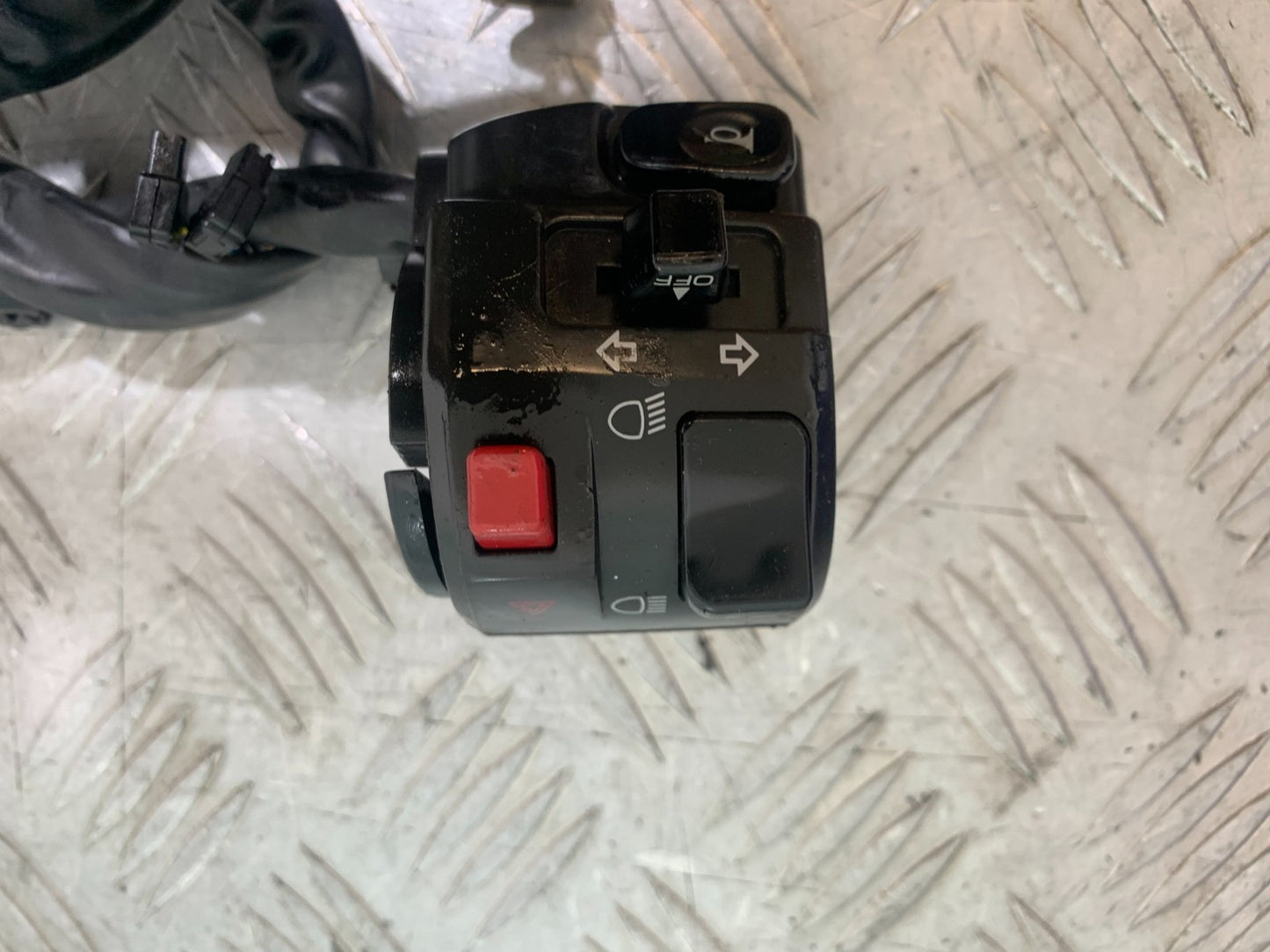 YAMAHA YZF R1 14 B BIG BANG LEFT SWITCH GEAR   2009-14 (CMB1175)