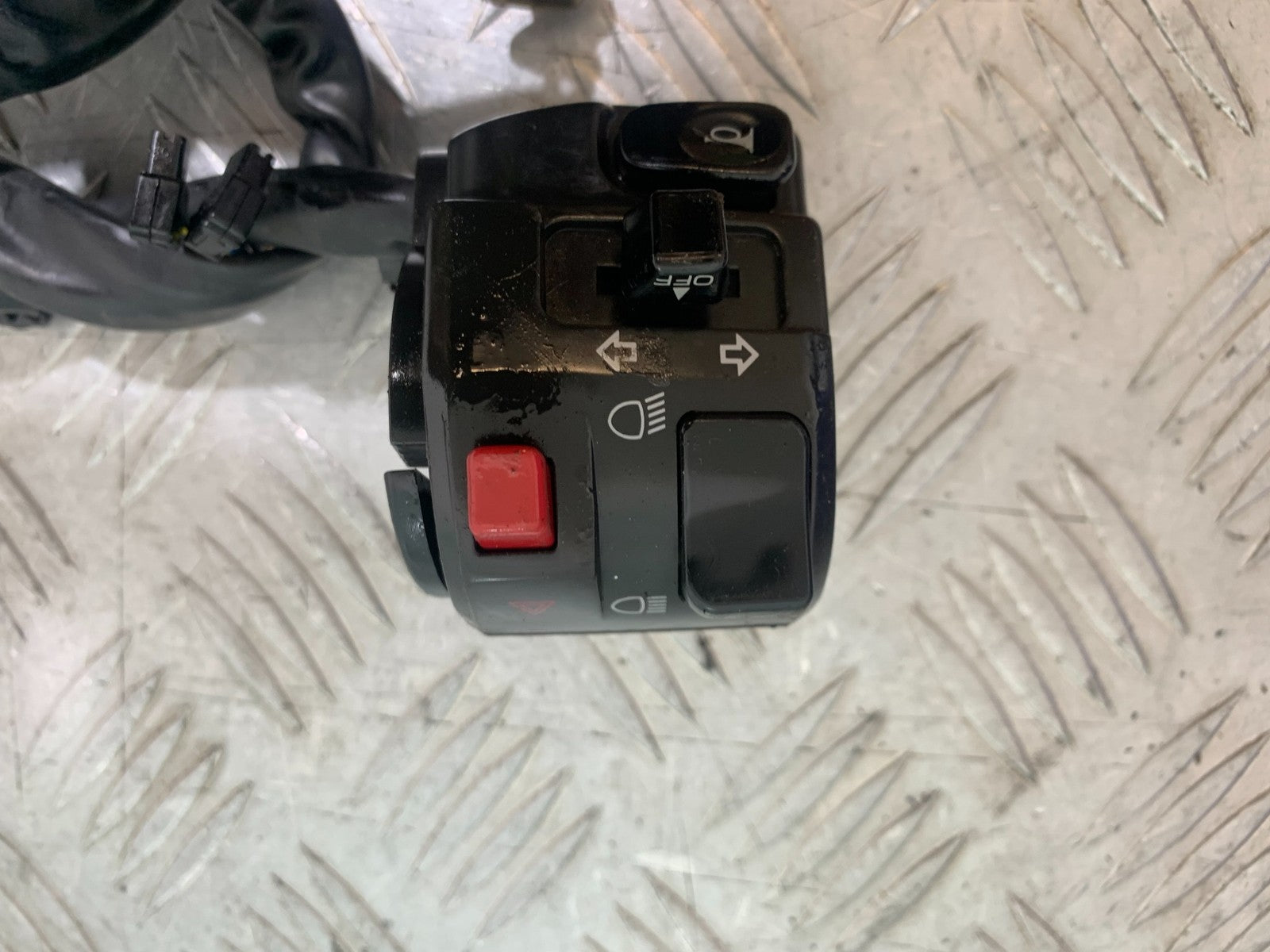 YAMAHA YZF R1 14 B BIG BANG LEFT SWITCH GEAR   2009-14 (CMB1175)