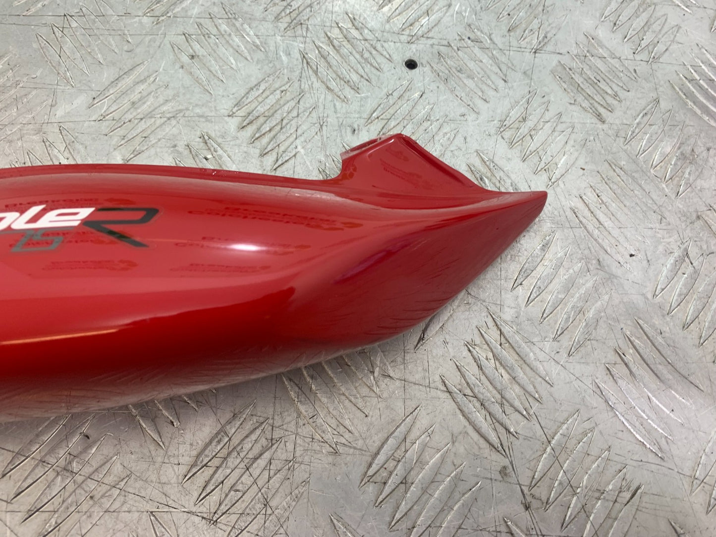 TRIUMPH 675 STREET TRIPLE R RIGHT SEAT PANEL YEAR 2013 - 2016 (CMB1221)