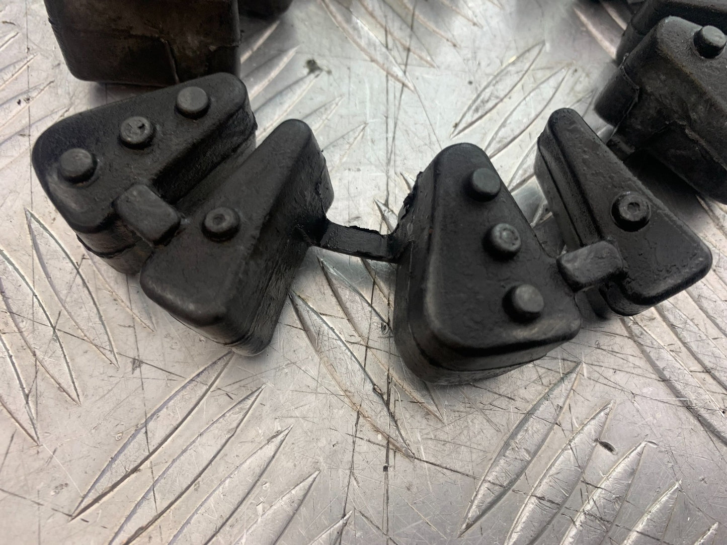 TRIUMPH 675 STREET TRIPLE R CUSH DRIVE RUBBERS YEAR 2013 - 2016 (CMB1221)