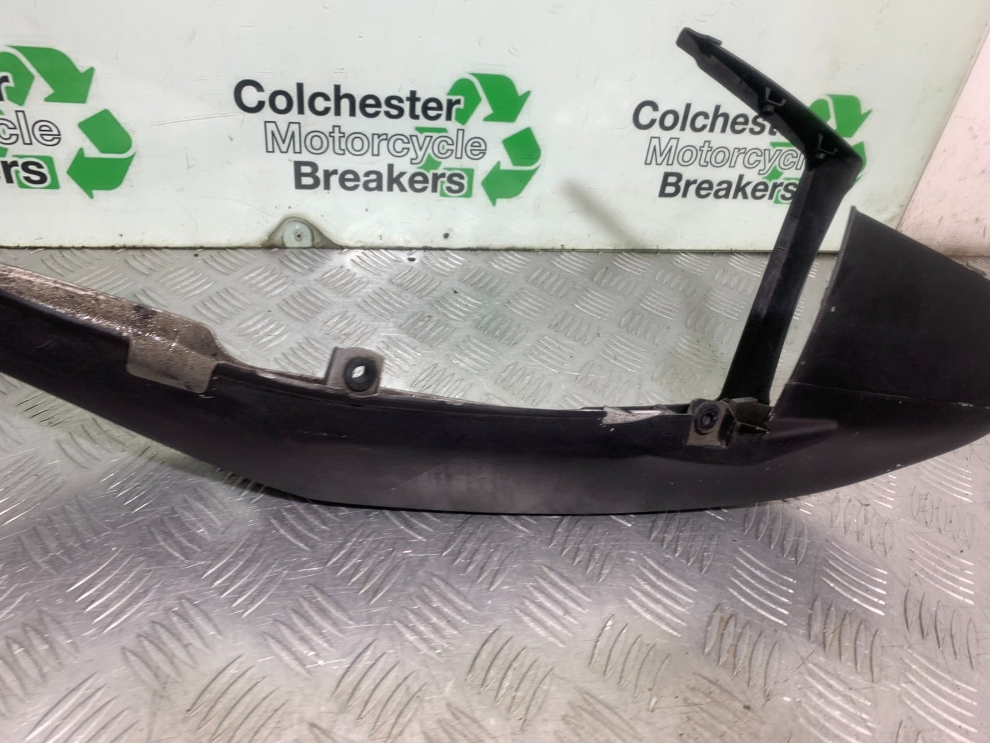 SUZUKI GS500 GS 500 LEFT SEAT PANEL   YEAR 2001-2008 (CMB1254)
