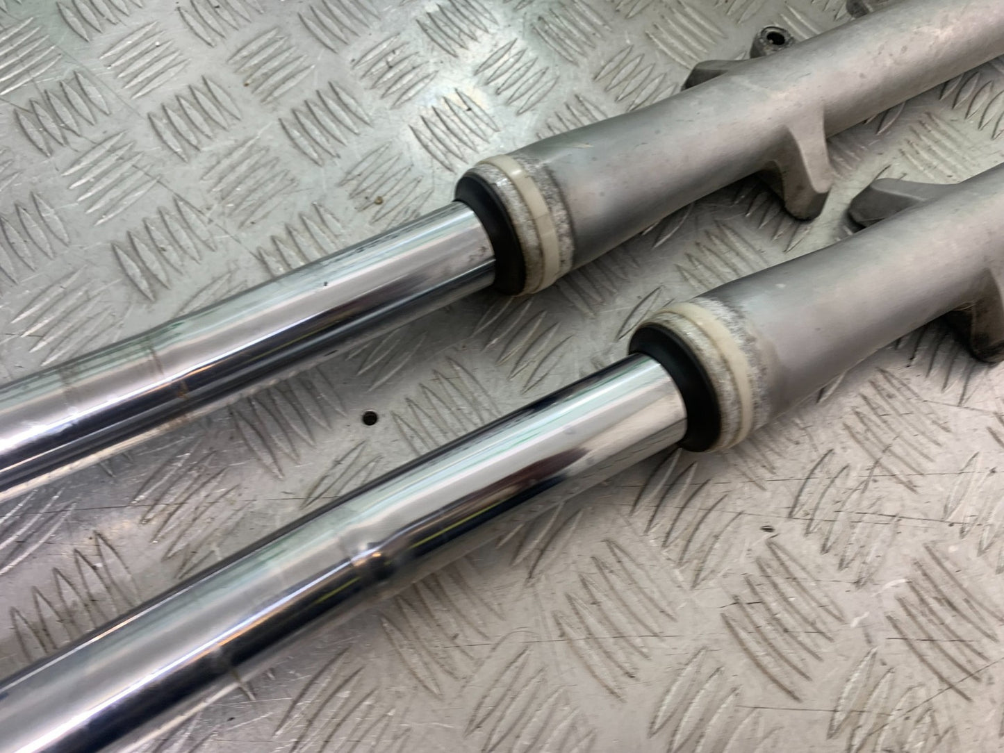 YAMAHA XVS 1300 MIDNIGHT STAR FORKS (BENT SOLD AS PARTS) YEAR 2007-16 (CMB1200)