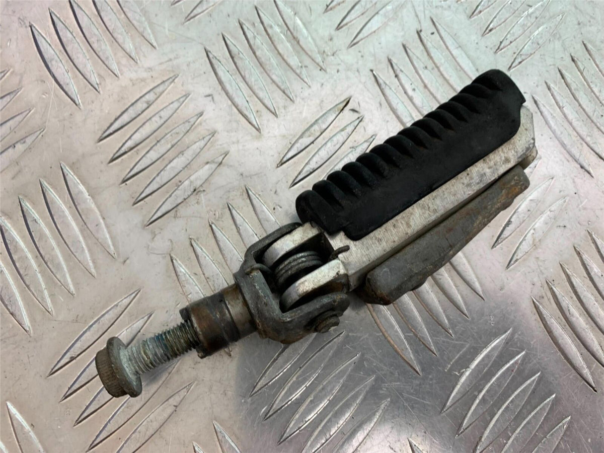 SUZUKI GSF650 GSF 650 FRONT RIGHT FOOTPEG   YEAR 2005-06  (CMB1028)
