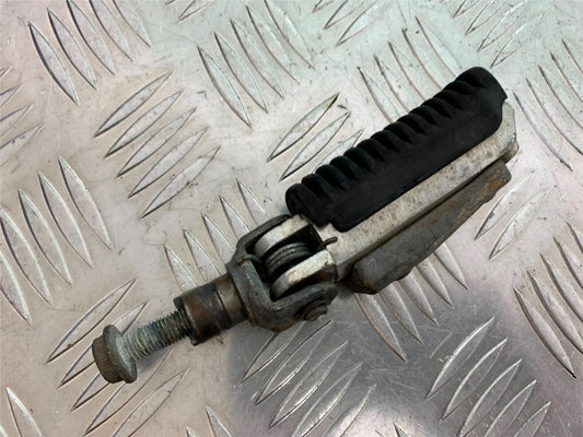 SUZUKI GSF650 GSF 650 FRONT RIGHT FOOTPEG   YEAR 2005-06  (CMB1028)