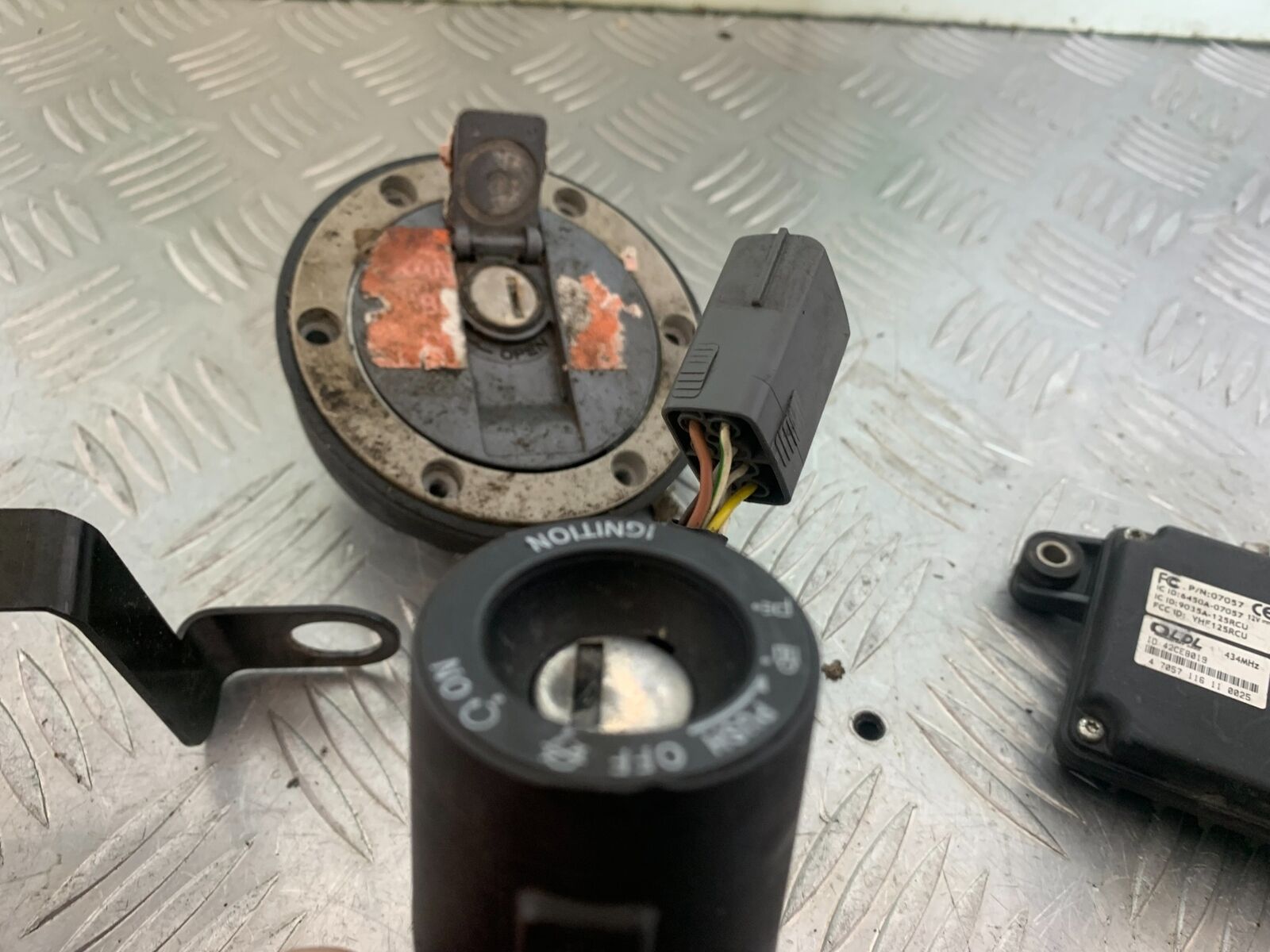 TRIUMPH TIGER 800 ECU LOCKS KEYS (NON ABS)  YEAR 2011-2013  (CMB1113)