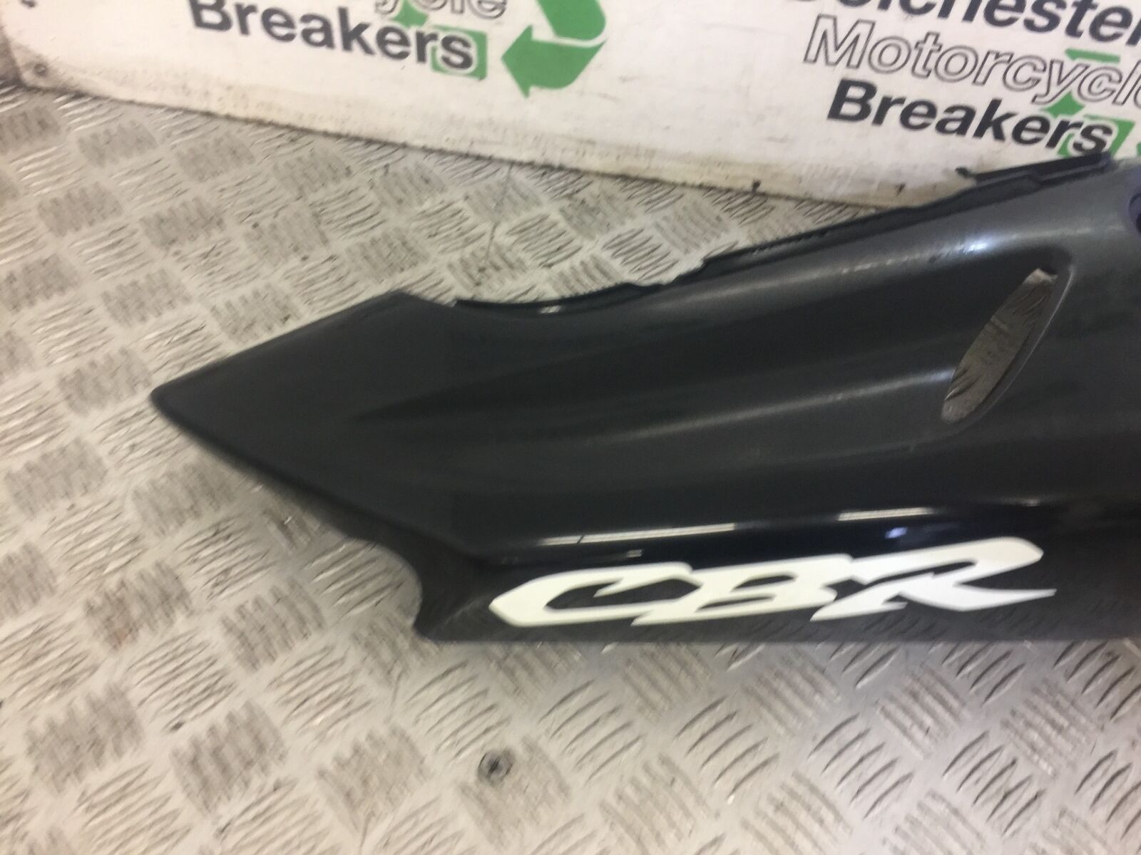 HONDA CBR900 FIREBLADE RIGHT SEAT PANEL   YEAR 1998 - 99 (STOCK 621)