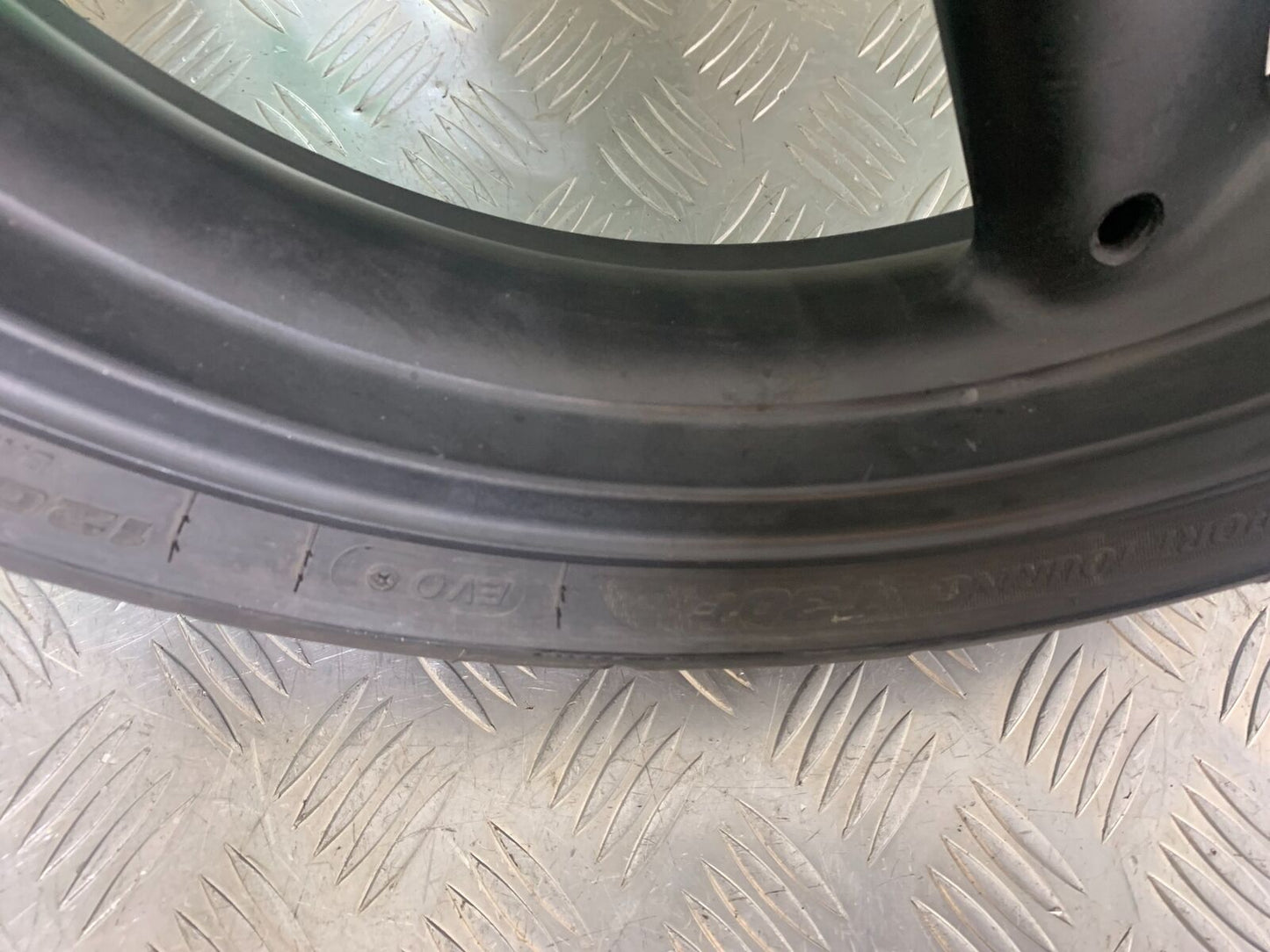 TRIUMPH 955i SPRINT ST FRONT WHEEL  YEAR 1999-2004 (CMB1124)