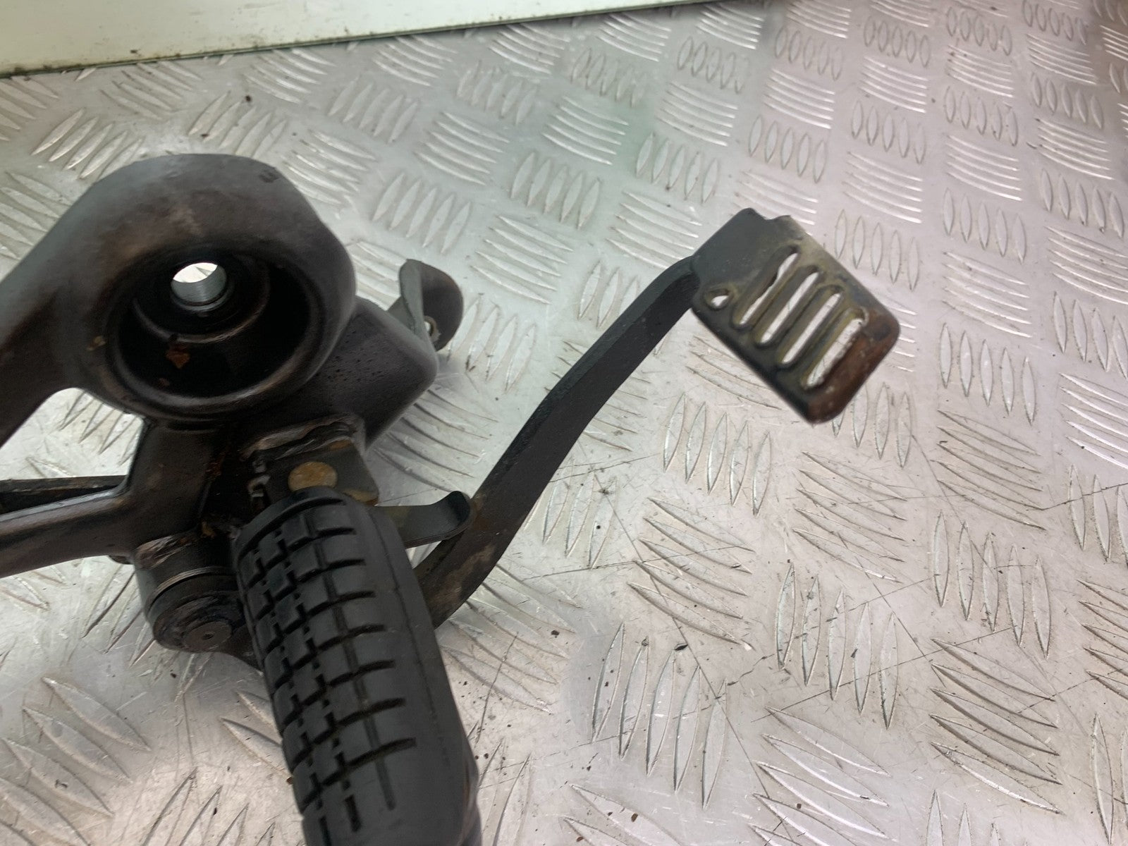 HONDA CBF125 CBF 125 FRONT RIGHT HANGER  YEAR 2009-14 (CMB1182)