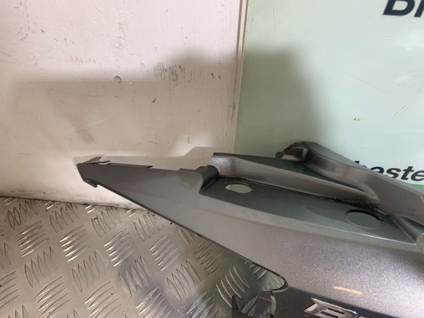 SUZUKI AN 200 UN 200 BURGMAN RIGHT SEAT PANEL YEAR 2007-09 (CMB1128)