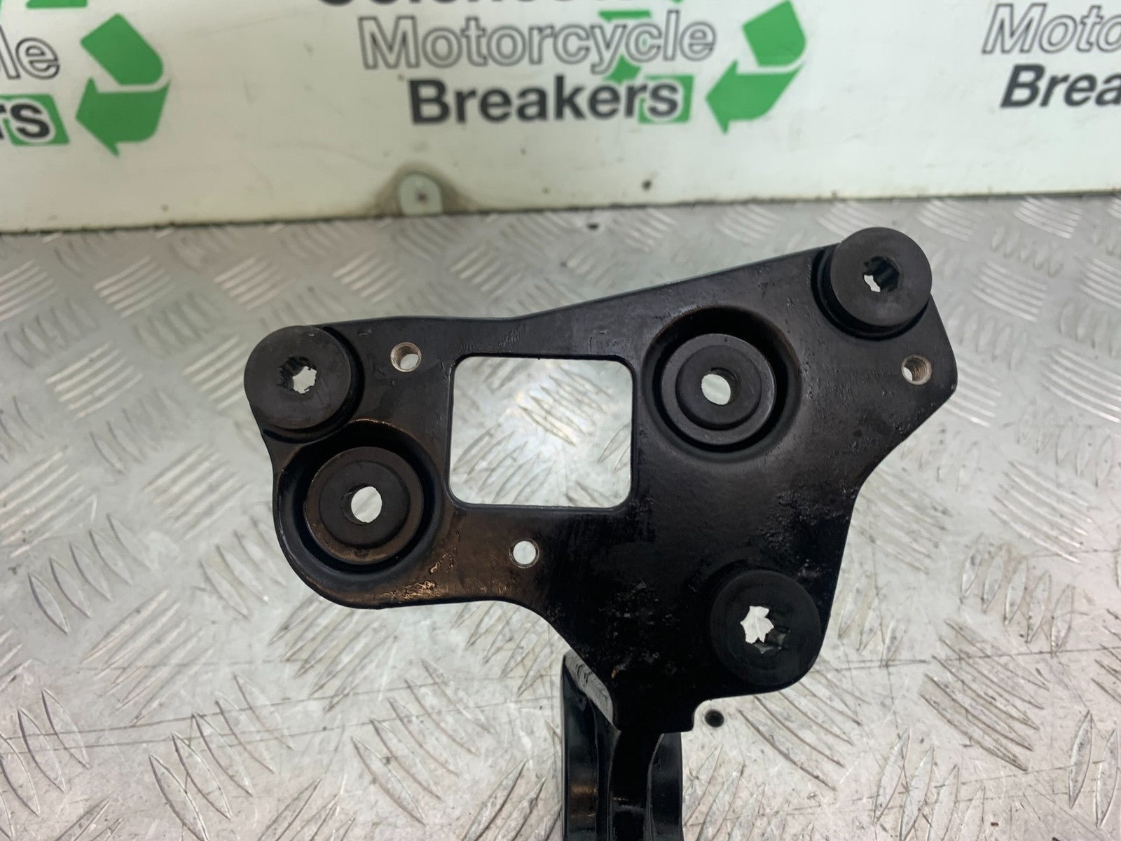 TRIUMPH 675 STREET TRIPLE R HEADLIGHT MOUNTING BRACKET  YEAR 2013 - 20 (CMB1221)