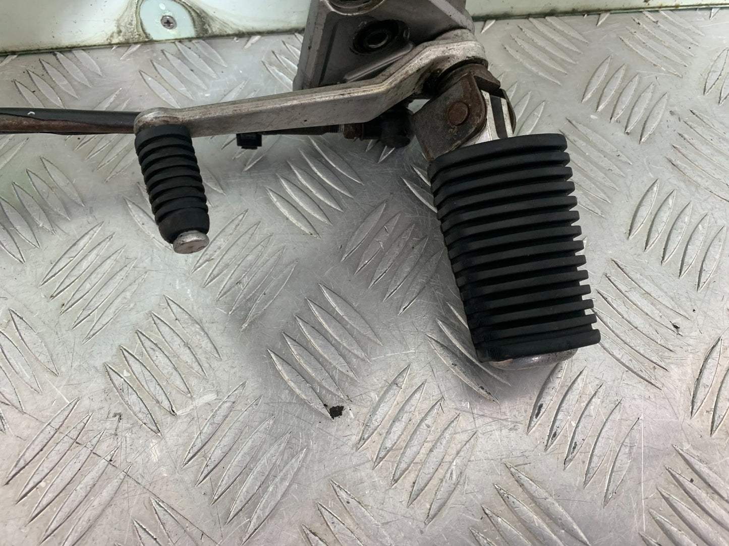 SUZUKI GSF1200 GSF 1200 BANDIT FRONT LEFT HANGER   YEAR 2001-2004 (CMB1188)
