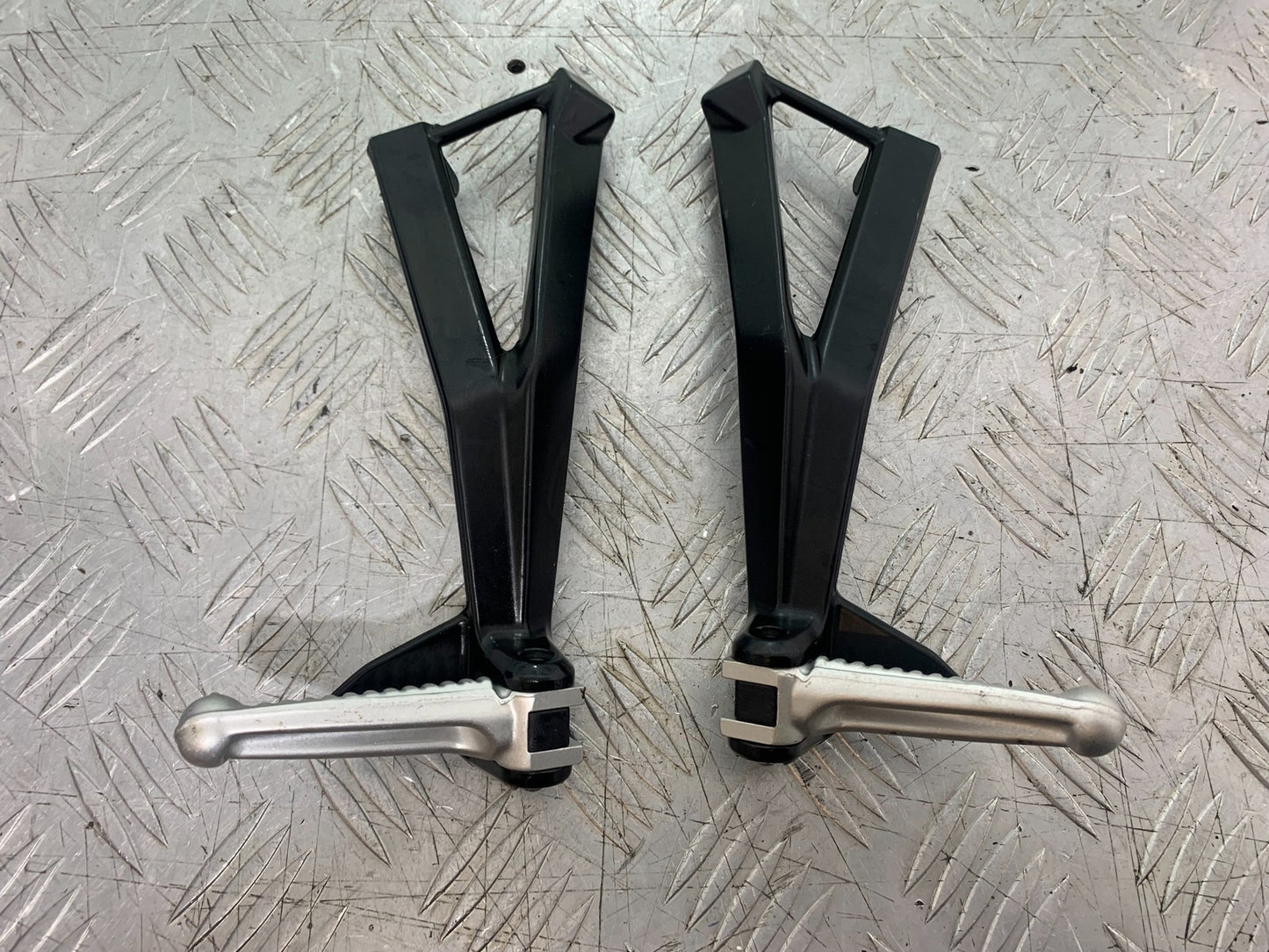 DUCATI 1198 S REAR HANGERS AND PEGS  YEAR 2009-2011 (CMB1219)