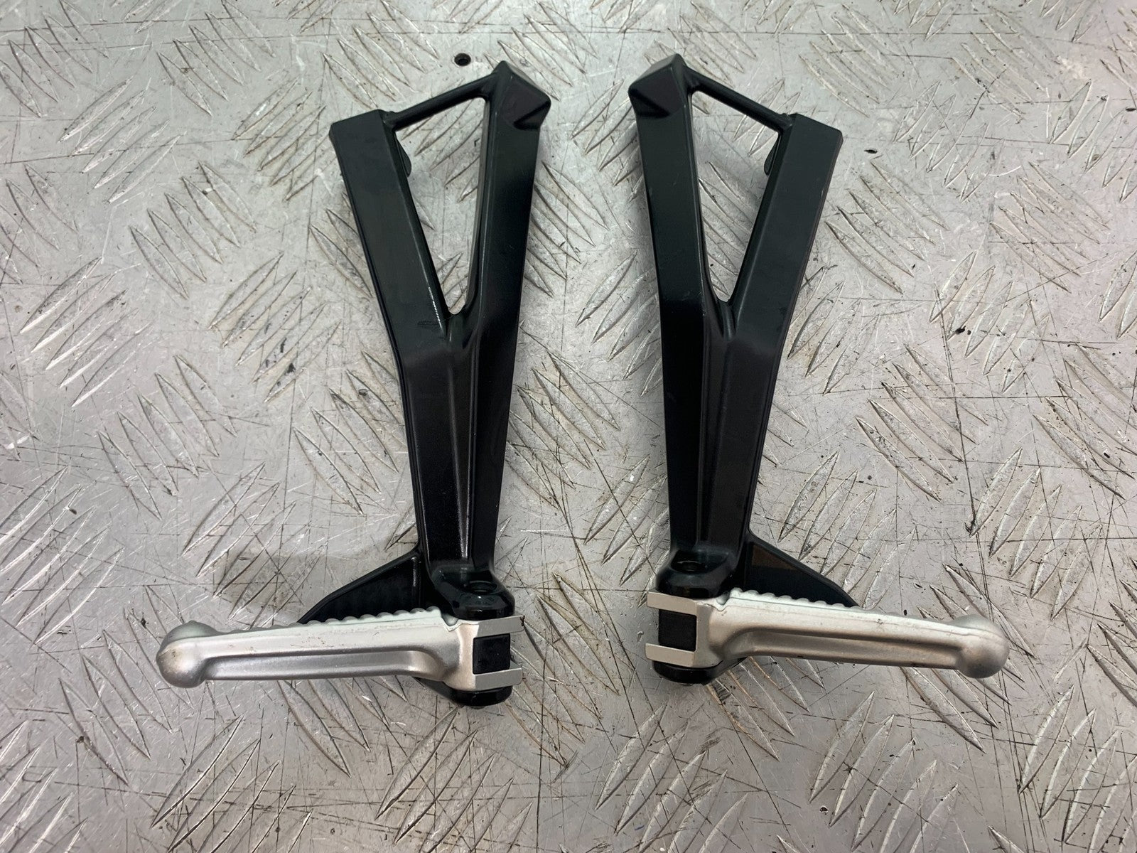 DUCATI 1198 S REAR HANGERS AND PEGS  YEAR 2009-2011 (CMB1219)