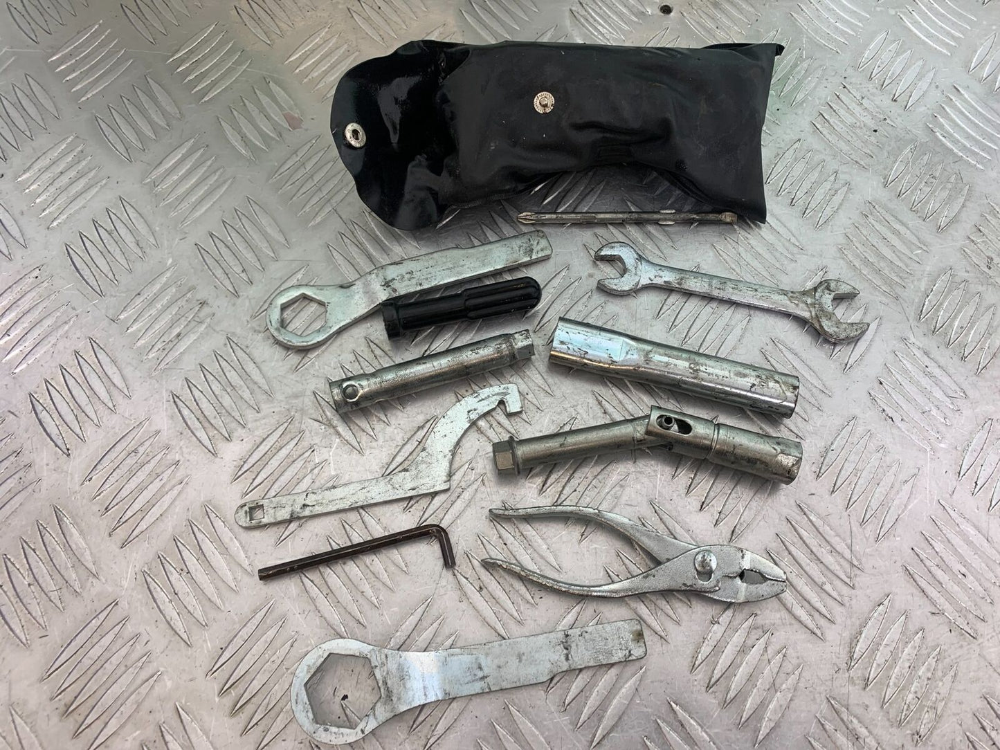 KAWASAKI Z750 Z 750 TOOL KIT   YEAR 2004-2006  (CMB1104)