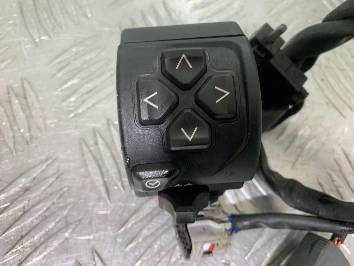 TRIUMPH TRIDENT 660 LEFT SWITCH GEAR  YEAR 2021-2024 (CMB1295)