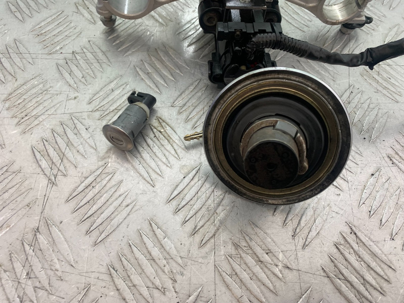 HONDA XL125 VARADERO LOCKSET AND KEY  YEAR 2001-2006  (CMB1210)